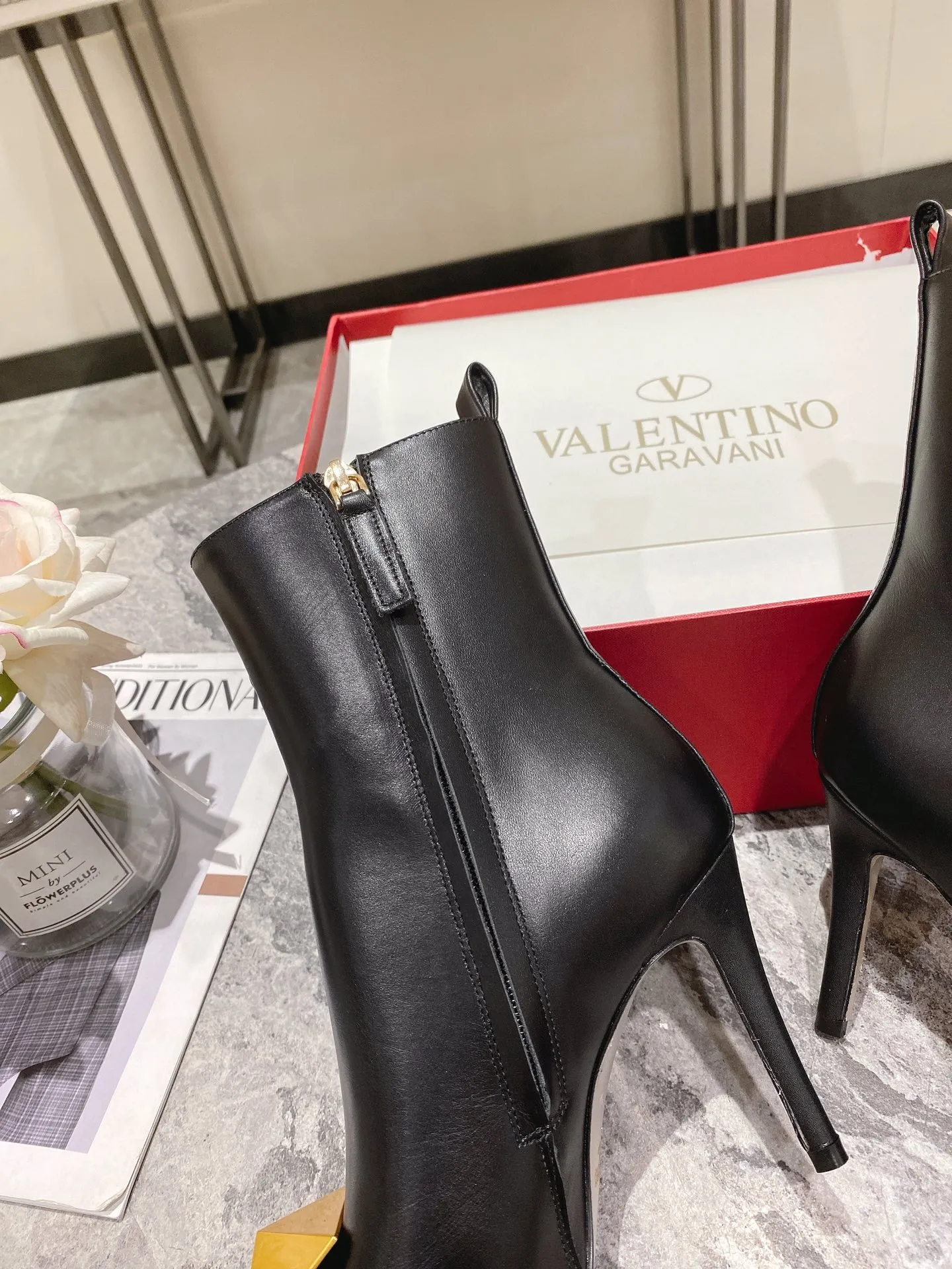 👟👟Ex-factory price 540👟👟 Genuine leather sole +40 [Valentino] Valentino autumn and winter fashion women's boots: comfortable and versatile, making your legs look longer! Fabric: Imported first-layer cowhide ⚡With inner zipper version ⚡The lining and feet are all high-end sheepskin! Outsole: There are two options: non-slip and wear-resistant rubber outsole and Italian leather outsole ~ equipped with Warren's [Pyramid] special buckle that will not rust. Number of yards: 35−41 (customized for sizes 34-42): rubber sole, - genuine leather sole +40